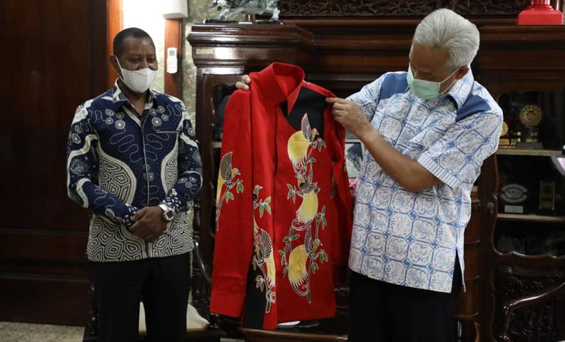 Berikan Batik Motif Cenderawasih, Rektor Uncen Minta Ganjar Hadir di Pembukaan PON Papua