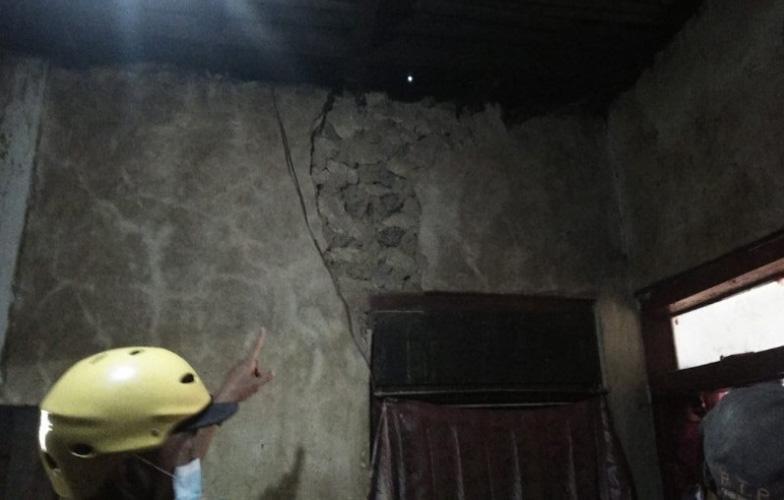 title Gempa 3,0 SR Brebes Akibatkan 23 Rumah Rusak dan Retakan 150 Meter di Kawasan Perbukitan Gempa 3,0 SR Brebes Akibatkan 23 Rumah Rusak dan Retakan 150 Meter di Kawasan Perbukitan