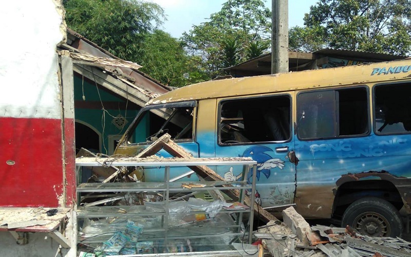 title Colt Bogoran Tabrak Warung di Cicurug Sukabumi, 3 Penumpang Luka-luka Colt Bogoran Tabrak Warung di Cicurug Sukabumi, 3 Penumpang Luka-luka