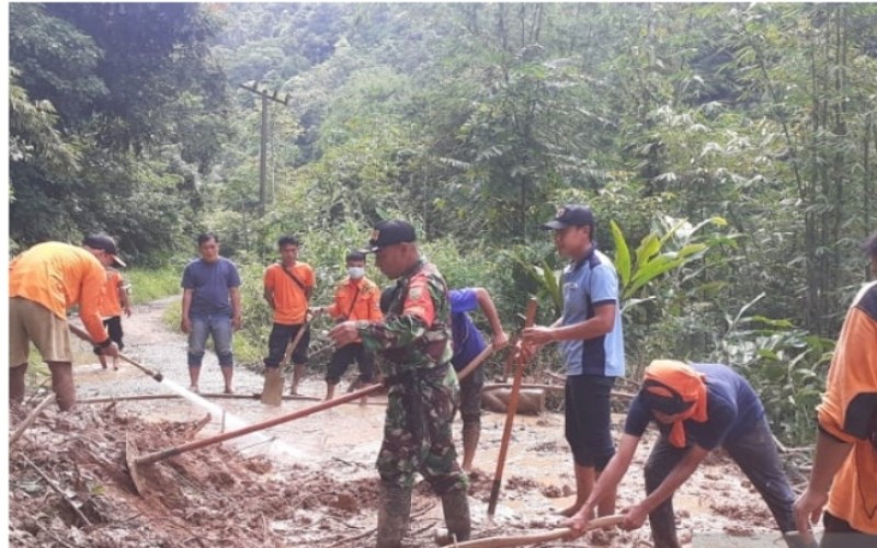 Longsor Tutupi Jalan Penghubung 2 Kecamatan di OKU 