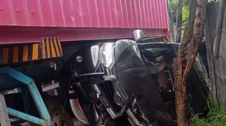 Melaju Mundur, Truk Trailer Gilas Xenia dan Motor di Semarang 