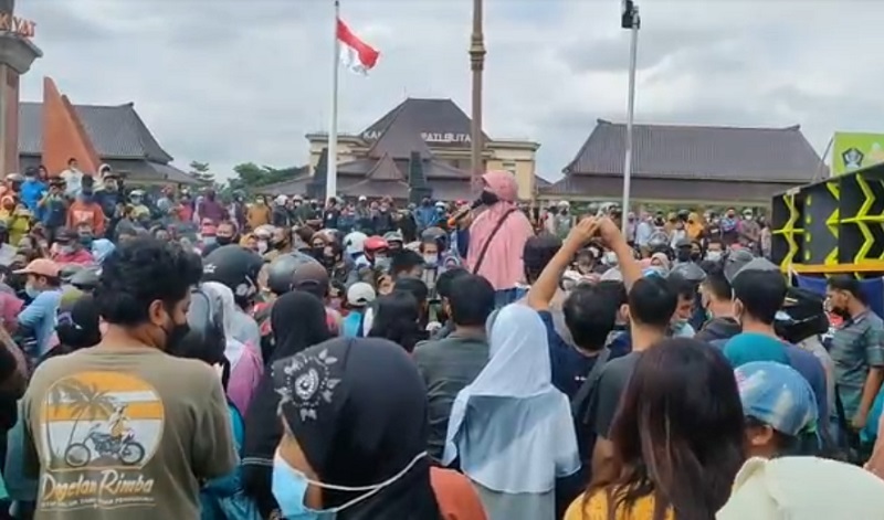 Ribuan Warga Berkerumun, Pembagian 20.000 Telur Gratis oleh Peternak di Blitar Gagal 