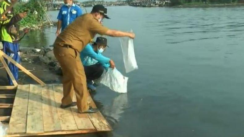 Peringati Hari Sungai, Warga di Pemalang Tebar Ribuan Benih Ikan 