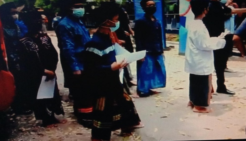 Saking Antusiasnya, Santri Rela Nyeker Ikut Vaksinasi Covid-19 di Cirebon