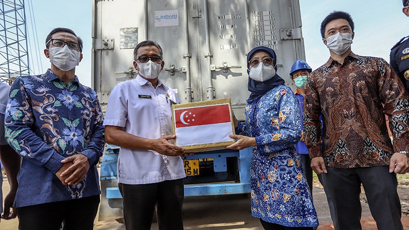 Singapura Kirim Bantuan 122.400 Vaksin AstraZeneca untuk Indonesia - Bagian 2