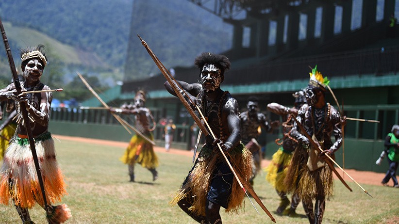 Pementasan Tari Tradisional Papua Hibur Penonton Pertandingan Baseball - Bagian 1