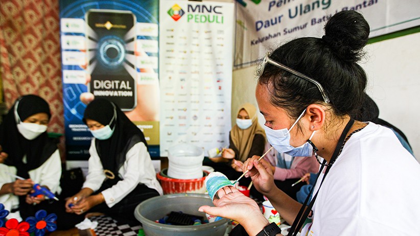 MNC Peduli dan MNC Sekuritas Dukung Warga Bantargebang Olah Sampah Plastik - Bagian 3