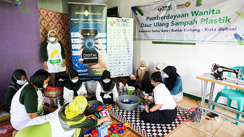 MNC Peduli dan MNC Sekuritas Dukung Warga Bantargebang Olah Sampah Plastik - Bagian 2
