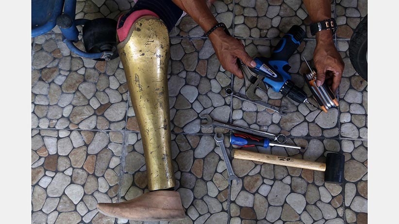 Penyandang Disabilitas Layani Servis Kursi Roda Gratis - Bagian 4