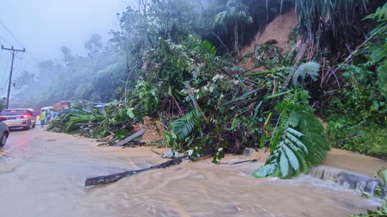 Banjir dan Tanah Longsor Terjang Sumbar, Satu Jembatan Roboh