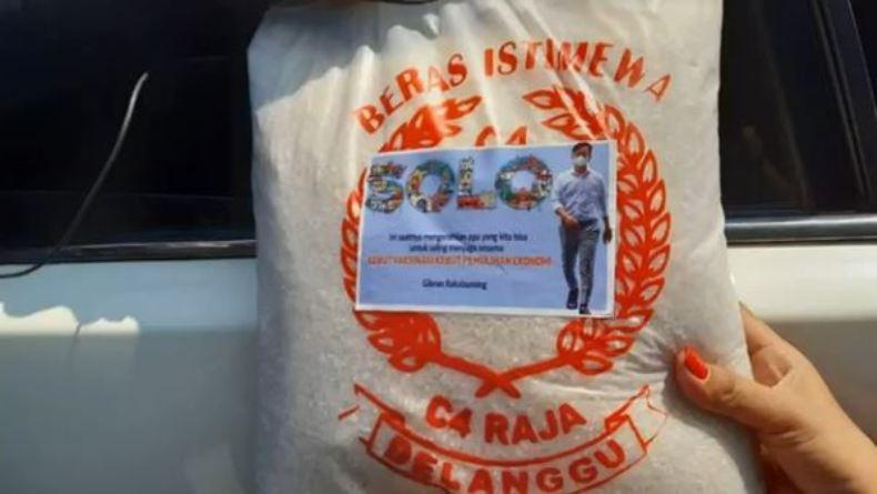 Bagikan Beras Ditempeli Stiker Bergambar Dirinya, Begini Kata Gibran 