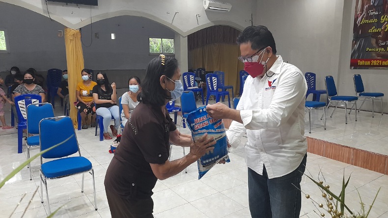 Gerkindo Bagikan Paket Sembako di Manado, Ringankan Beban Warga Terdampak Covid-19