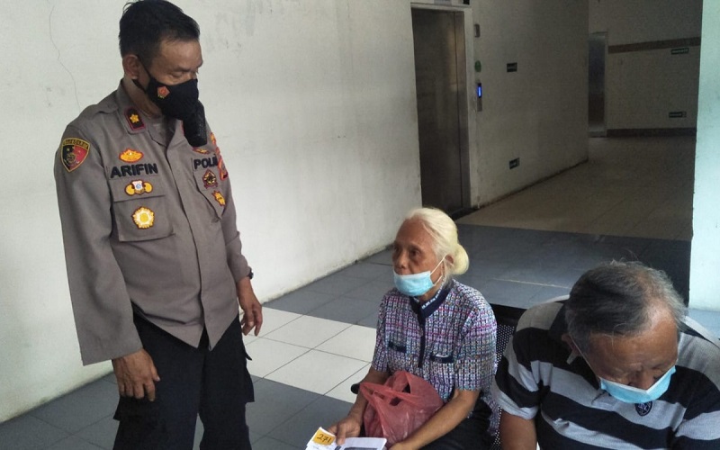 Cerita Pasutri Lansia Dibantu Vaksin oleh Kapolsek Medan Timur: Suami Gak Dapat Antrean