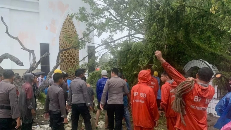 Pohon di Kompleks Makam Padang Pariaman Tumbang, 1 Tewas dan 30 Motor Ringsek