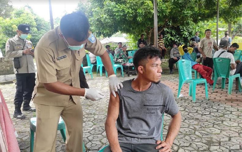 Tim Vaksinator Bangka Barat Berikan Vaksin Covid-19 ke Pekerja Tambang 