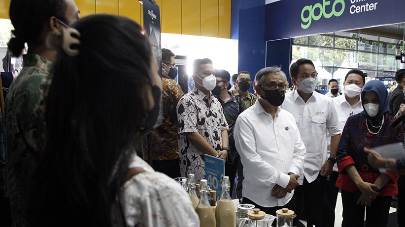 Dukung Pemulihan Ekonomi, OJK Resmikan GoTo UMKM Center dan Kampus UMKM Bersama di Solo - Bagian 2