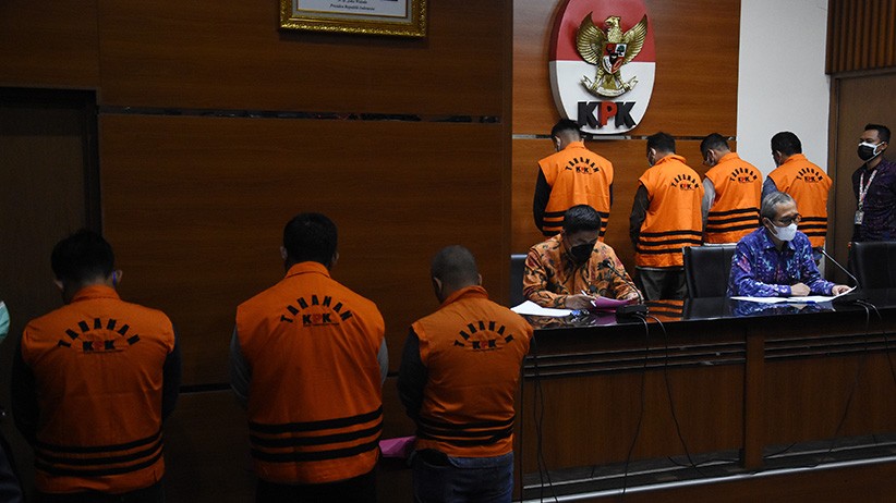 Potret 10 Anggota DPRD Kabupaten Muara Enim Diborgol dan Pakai Rompi Tahanan KPK - Bagian 2