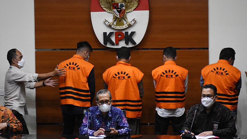 Potret 10 Anggota DPRD Kabupaten Muara Enim Diborgol dan Pakai Rompi Tahanan KPK - Bagian 3