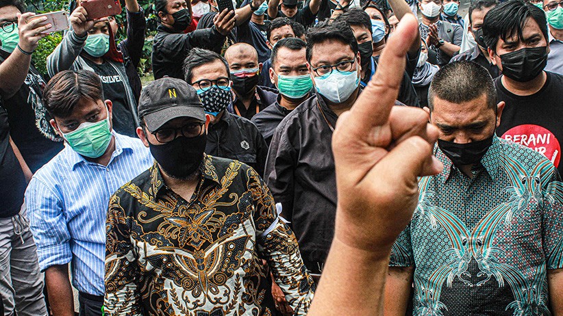 Potret Novel Baswedan Cs Tinggalkan Gedung KPK dengan Langkah Tegar - Bagian 2