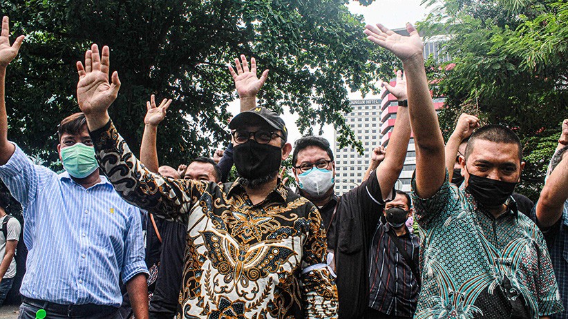 Potret Novel Baswedan Cs Tinggalkan Gedung KPK dengan Langkah Tegar - Bagian 1