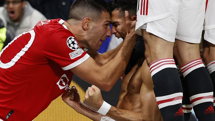 Momen Cristiano Ronaldo Pamer Otot usai Cetak Gol Injury Time - Bagian 5