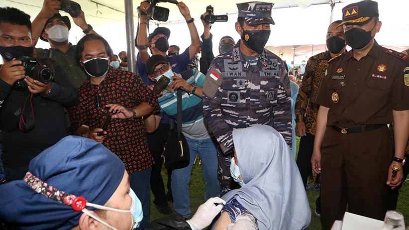 Koarmada II dan Pemkot Surabaya Gelar Serbuan Vaksinasi - Bagian 1