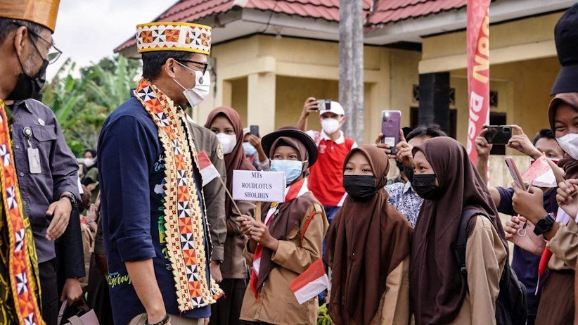 Menteri Pertama Kunjungi Desa Rigis Jaya Lampung, Sandiaga Uno Disambut Antusias Warga - Bagian 4