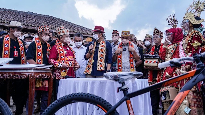 Menteri Pertama Kunjungi Desa Rigis Jaya Lampung, Sandiaga Uno Disambut Antusias Warga - Bagian 5