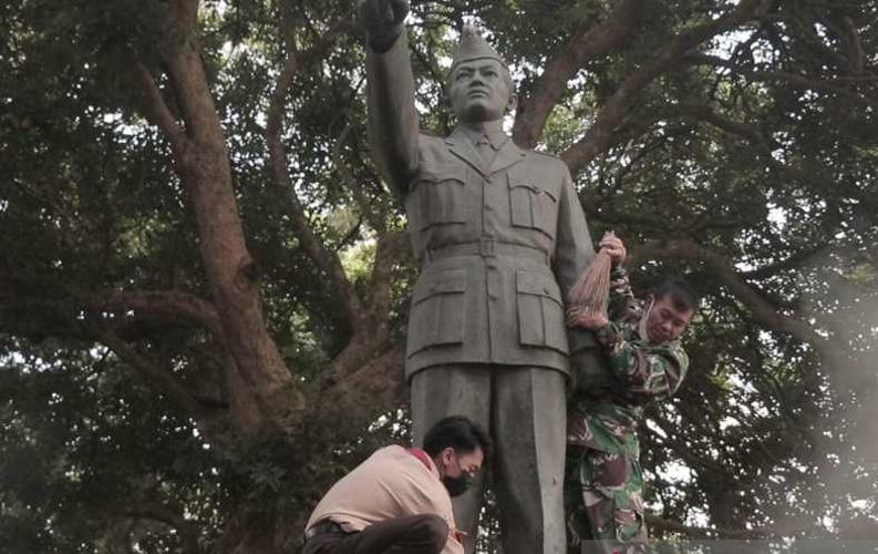 Sambut Hari Kesaktian Pancasila, Anggota TNI Bersihkan Monumen Bambang Soegeng