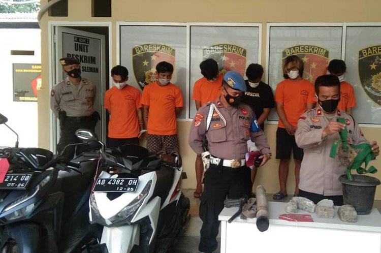 title Rusak Rumah Warga, 7 Anggota Geng Motor di Sleman Ditangkap Polisi Rusak Rumah Warga, 7 Anggota Geng Motor di Sleman Ditangkap Polisi