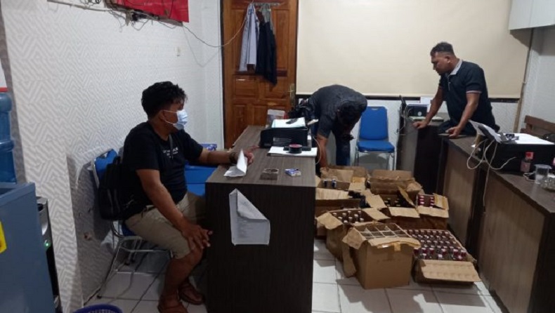 title Polisi Tangkap Penjual Miras dan Ratusan Minuman Botol Bermerek di Jayapura Polisi Tangkap Penjual Miras dan Ratusan Minuman Botol Bermerek di Jayapura