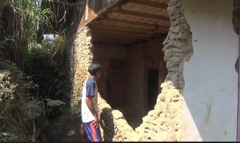 title Gempa Picu Retakan Bukit Pedukuhan Igir Kasur Brebes Sepanjang 150 Meter, Permukiman Terancam Gempa Picu Retakan Bukit Pedukuhan Igir Kasur Brebes Sepanjang 150 Meter, Permukiman Terancam