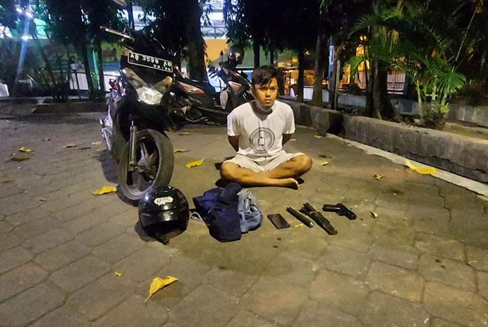 Todongkan Pistol, Oknum Mahasiswa Peras Warga di Angkringan