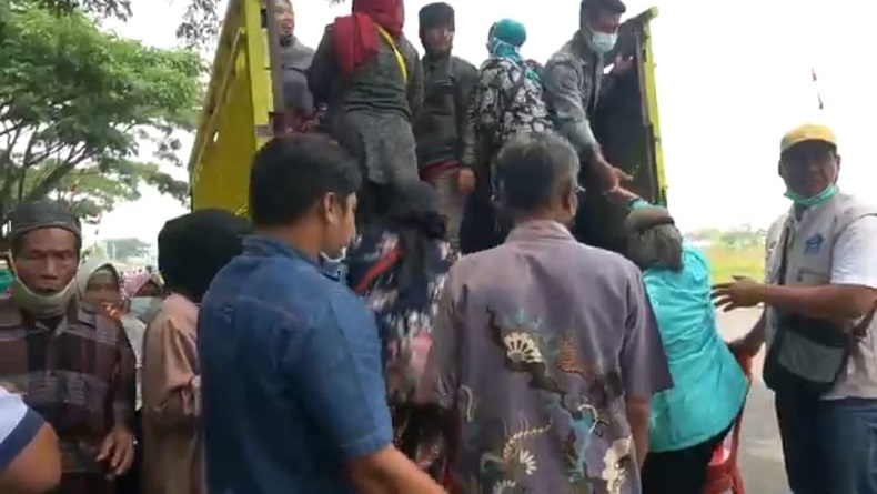 Ribuan Peserta Vaksinasi dari Pelosok Desa di KBB Diangkut Pakai Truk
