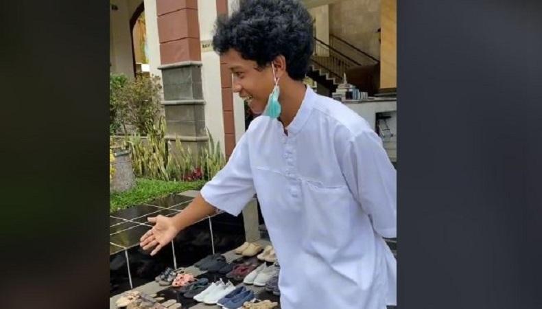 Viral Pemuda Sambut Jemaah dan Rapikan Sepatu di Masjid, Ternyata Anak Pemilik Hotel Mewah