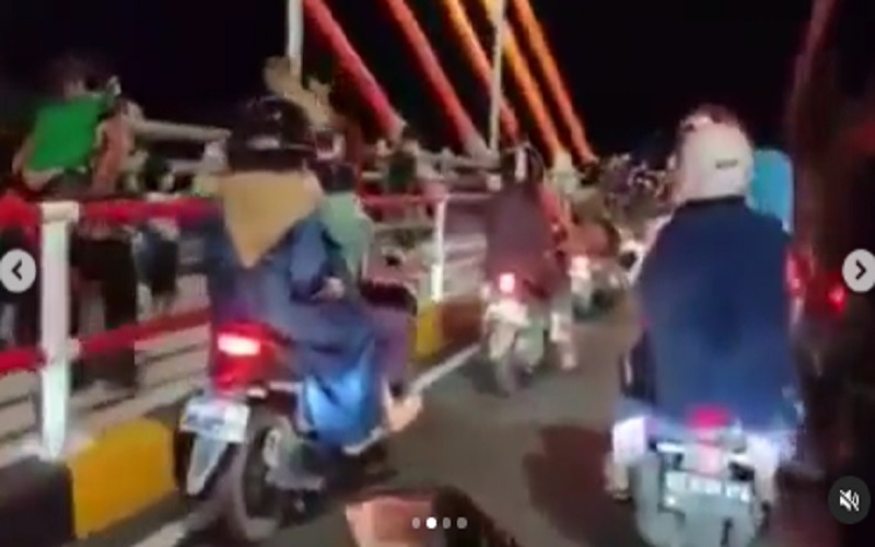 Video Viral Warga Berkerumun di Jembatan Sei Alalak hingga Sampah Berserakan