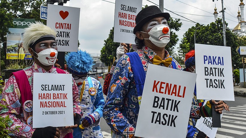 Komunitas Badut Tasikmalaya Peringati Hari Batik Nasional - Bagian 2