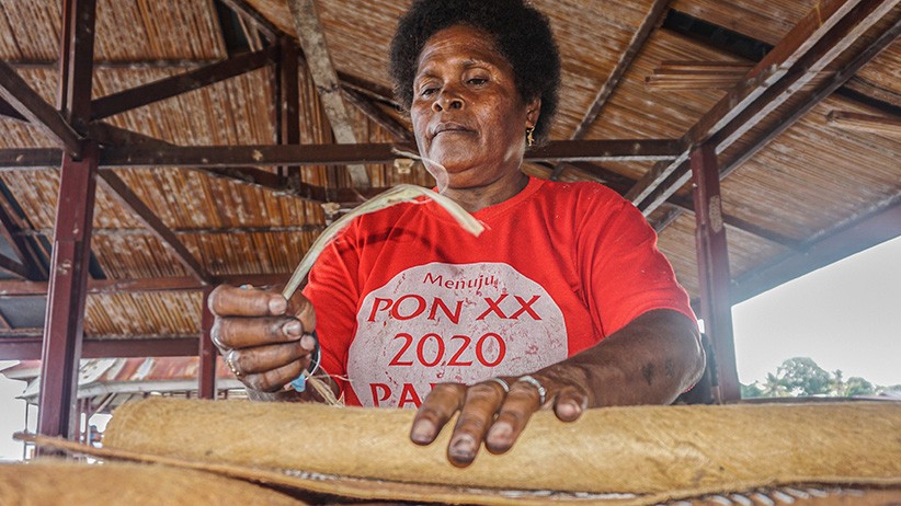 Lukisan Kulit Kayu Suvenir PON Papua - Bagian 3