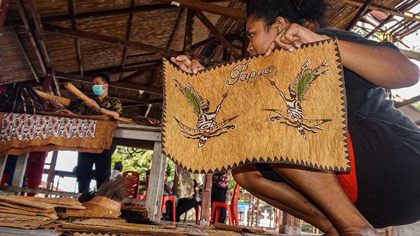 Lukisan Kulit Kayu Suvenir PON Papua - Bagian 1