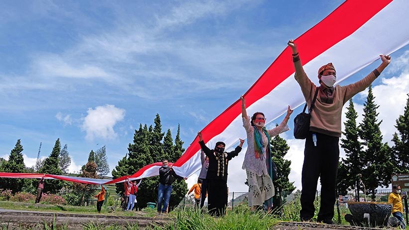 Pembentangan Bendera Merah Putih Sepanjang 1.000 Meter di Kompleks Candi Arjuna - Bagian 2