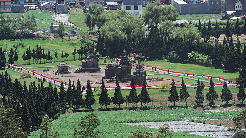 Pembentangan Bendera Merah Putih Sepanjang 1.000 Meter di Kompleks Candi Arjuna - Bagian 3