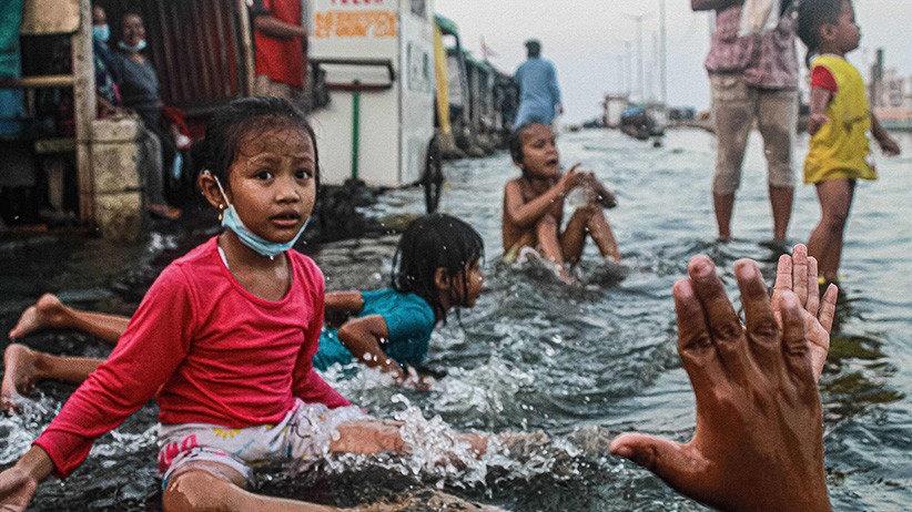Saat Banjir Rob Menjadi Kolam Renang Dadakan - Bagian 3
