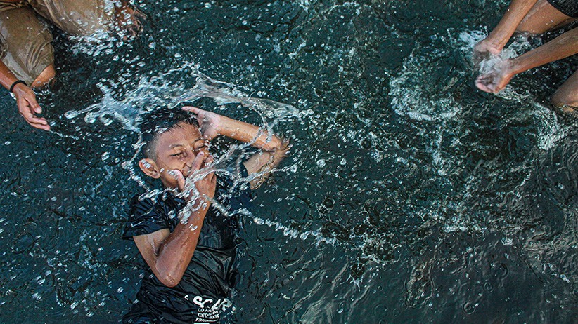 Saat Banjir Rob Menjadi Kolam Renang Dadakan - Bagian 1