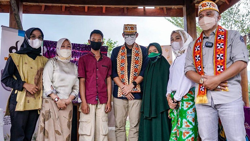 Sandiaga Uno Pekerjakan 5 Remaja Disabilitas Membuat 600 Tote Bag Suvenir G20 - Bagian 4