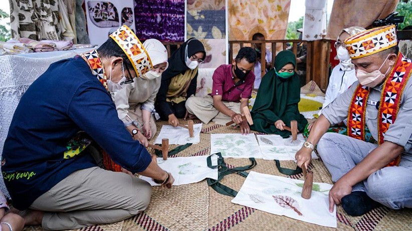 Sandiaga Uno Pekerjakan 5 Remaja Disabilitas Membuat 600 Tote Bag Suvenir G20 - Bagian 3