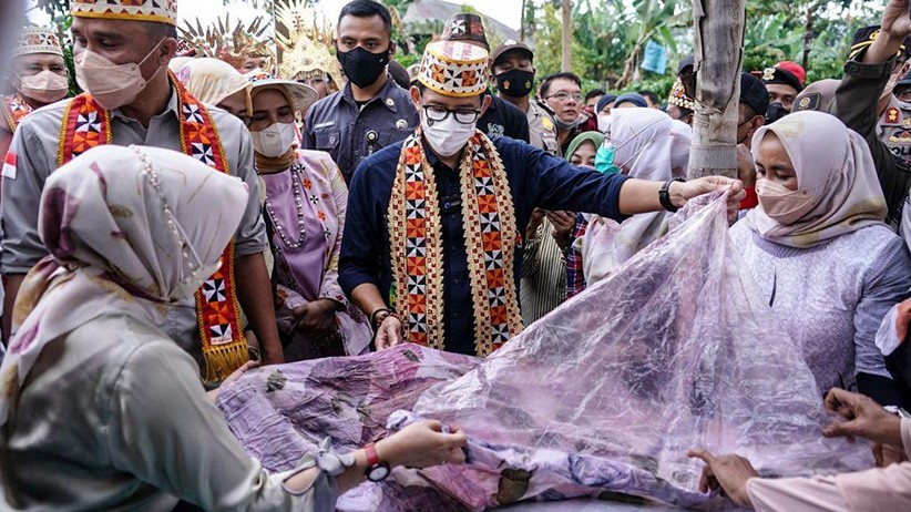 Sandiaga Uno Pekerjakan 5 Remaja Disabilitas Membuat 600 Tote Bag Suvenir G20 - Bagian 2