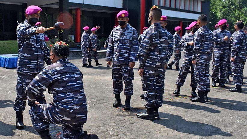 Tradisi Kenaikan Pangkat Perwira Pertama Brigif 2 Marinir - Bagian 2