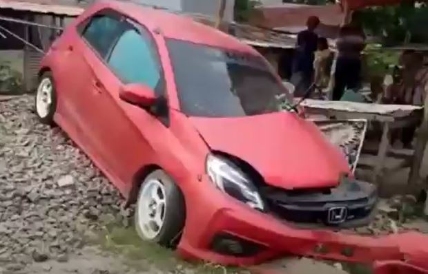 Honda Brio Ringsek Tertabrak Kereta Api di Cilegon, 2 Orang Hanya Luka Ringan