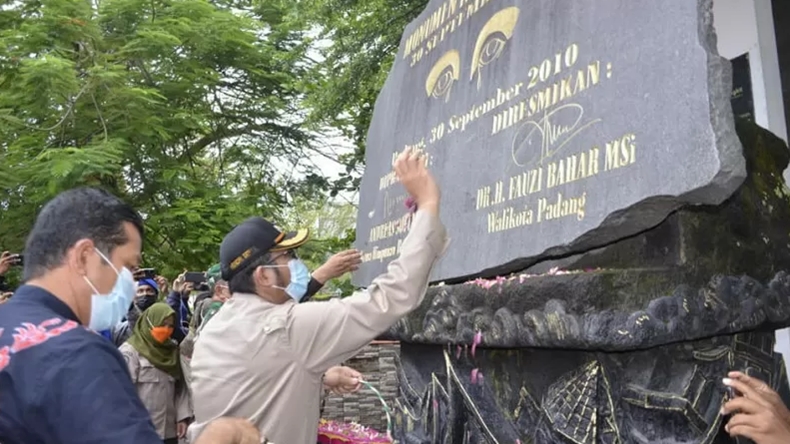 Heningkan Cipta dan Tabur Bunga 12 Tahun Gempa Padang