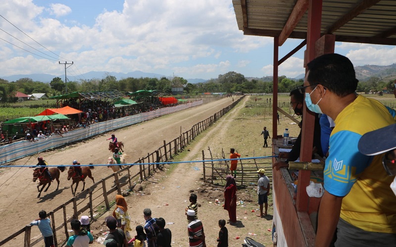 Nonton Pacuan Kuda saat Kunjungi Warga, Gubernur NTB: Jaga Prokes